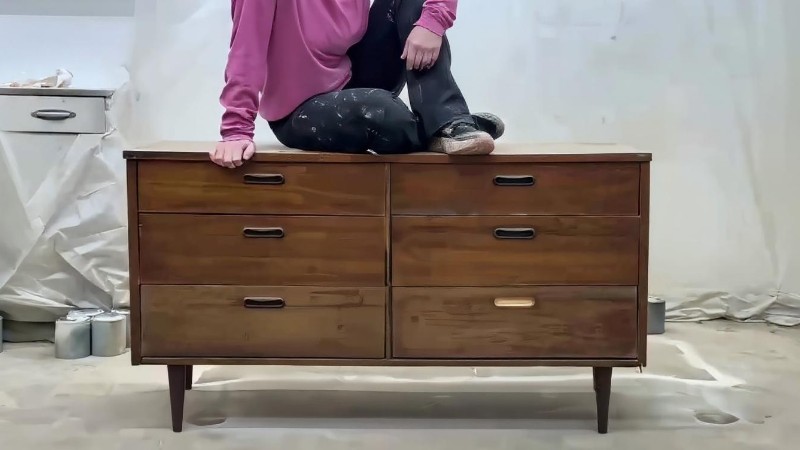 I am proof that you will NOT go to jail by painting an old dresser! Painting vintage or antique furniture has been a hot topic people have been debating for years! Before you make any decisions though - Digital concept art for illustrative purpose, tags: meubels en - Monok