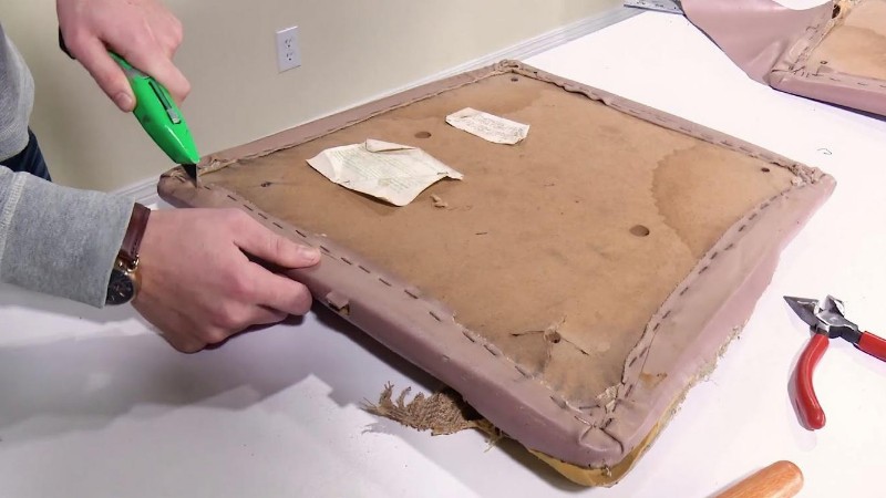 This video tutorial shows how to re-cover dining room chairs with new faux leather / vinyl fabric from Sailrite called Ultraleather. This is a very easy project that will bring new life to your chairs - Digital concept art for illustrative purpose, tags: interieur met en - Monok